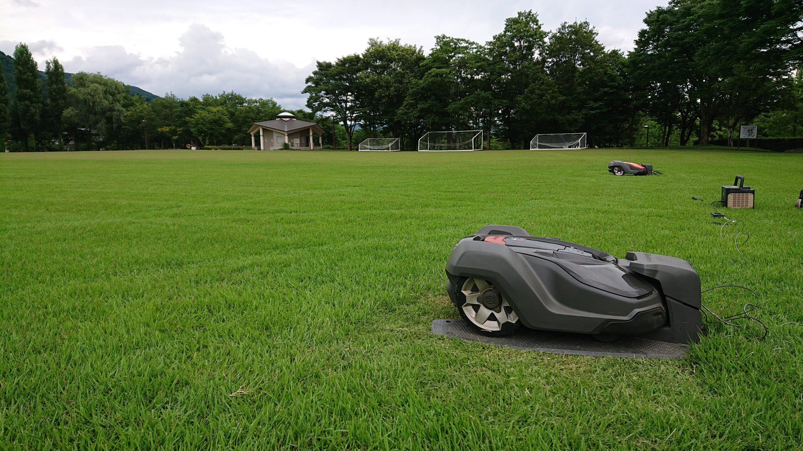 あづま総合運動公園　ロボット芝刈機稼働しました。