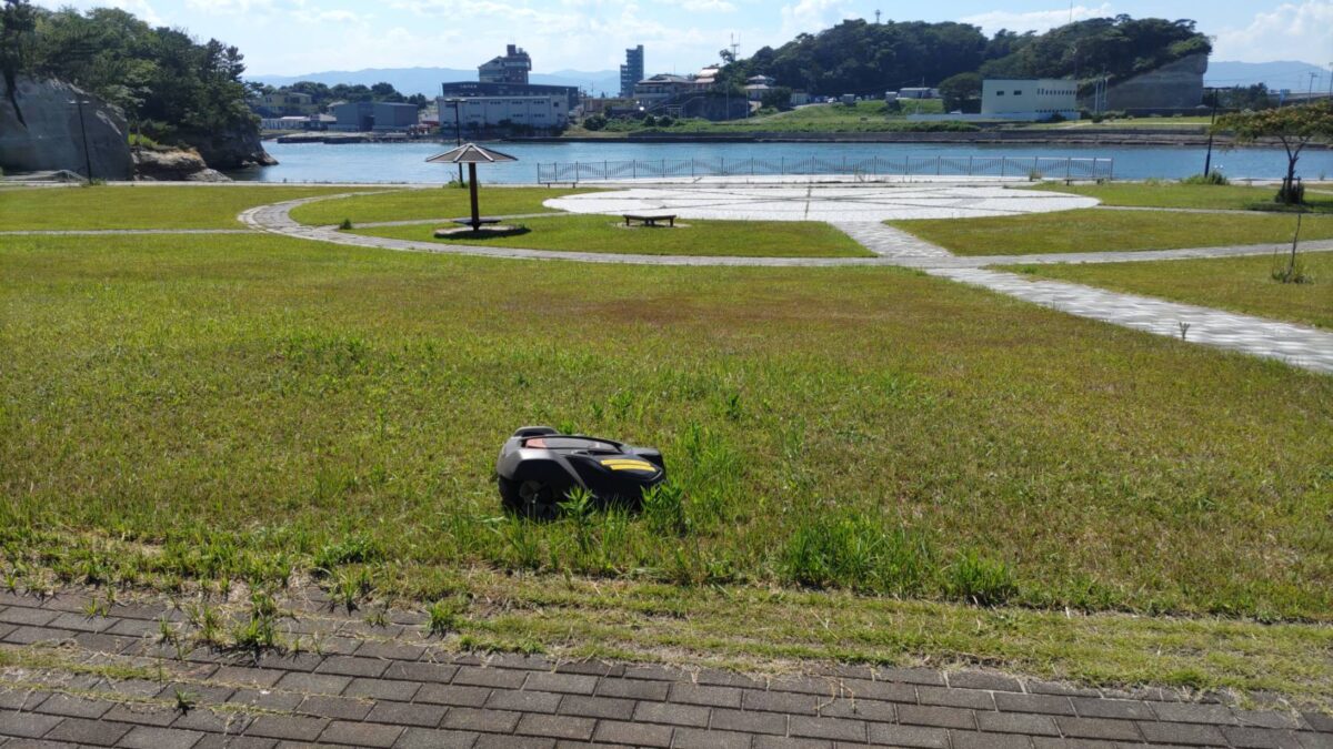 「御製碑のある公園」相馬市尾浜棚脇にてオートモア450Xが芝刈りをしています。