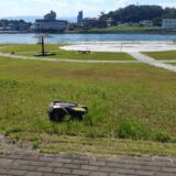 「御製碑のある公園」相馬市尾浜棚脇にてオートモア450Xが芝刈りをしています。