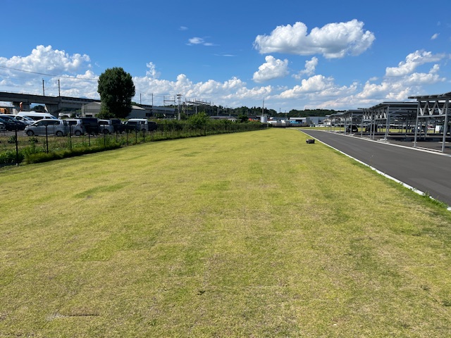 郡山市の工場で４台のロボット芝刈り機が稼働しています。