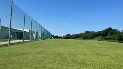 南相馬市小高区の工場で４台のオートモア４５０Ｘが広い芝生を管理しています。