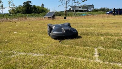 「実証試験中」造成中の福島県復興祈念公園（双葉町中野地内）にてロボット芝刈り機オートモア４３０ＸNERA試験中