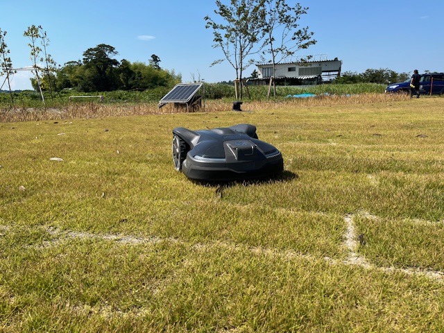 「実証試験中」造成中の福島県復興祈念公園（双葉町中野地内）にてロボット芝刈り機オートモア４３０ＸNERA試験中