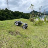 大熊町の新教育施設においてオートモア435X AWD NERAが急斜面の芝刈りを開始しました。[新教育施設・西斜面]