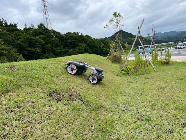 大熊町の新教育施設においてオートモア435X AWD NERAが急斜面の芝刈りを開始しました。[新教育施設・西斜面]