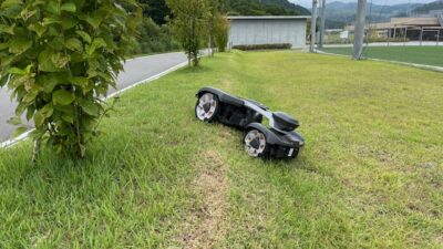 大熊町の新教育施設においてオートモア435X AWD NERAが急斜面の芝刈りを開始しました。[新教育施設・南斜面]