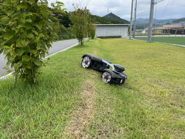 大熊町の新教育施設においてオートモア435X AWD NERAが急斜面の芝刈りを開始しました。[新教育施設・南斜面]