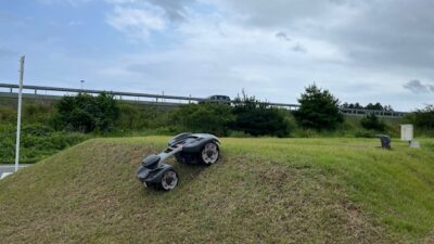 大熊町の新教育施設においてオートモア435X AWD NERAが急斜面の芝刈りを開始しました。[新教育施設・東斜面]