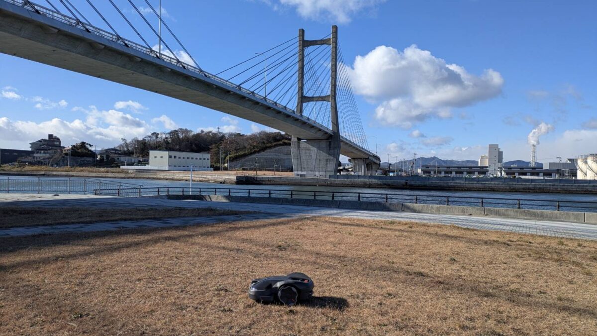 松川浦大橋下の公園内でオートモア450X が稼働しました。