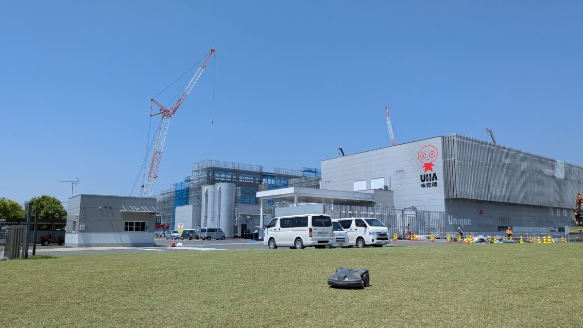 白河市の工業団地内、工場拡張に併せ芝生管理を一新