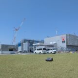 白河市の工業団地内、工場拡張に併せ芝生管理を一新