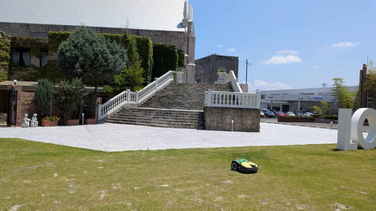 郡山市の結婚式場、庭園改修に併せ芝生管理をロボット化