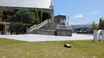 郡山市の結婚式場、庭園改修に併せ芝生管理をロボット化