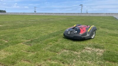 富岡漁港ぶらんこ広場におけるロボット芝刈り機活用事例（福島県相馬港湾建設事務所）