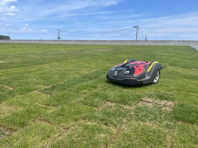 富岡漁港ぶらんこ広場におけるロボット芝刈り機活用事例（福島県相馬港湾建設事務所）