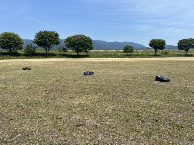 福島県県北浄化センターグランド（伊達郡国見町）/ロボット芝刈り機オートモア４台稼働