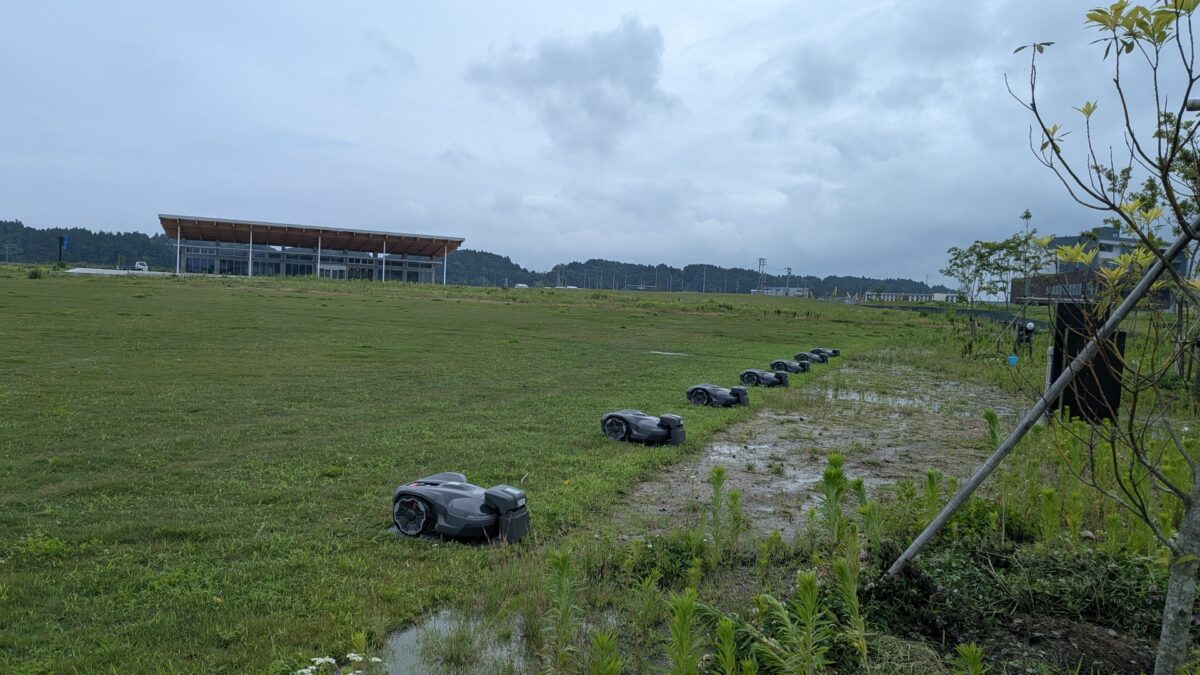 福島県復興祈念公園（双葉郡双葉町）/ロボット芝刈り機オートモア６台稼働