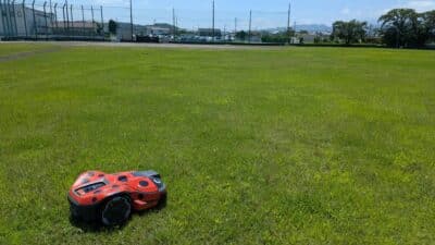 福島市の工場内グラウンド/ロボット芝刈り機オートモア450X NERA稼働