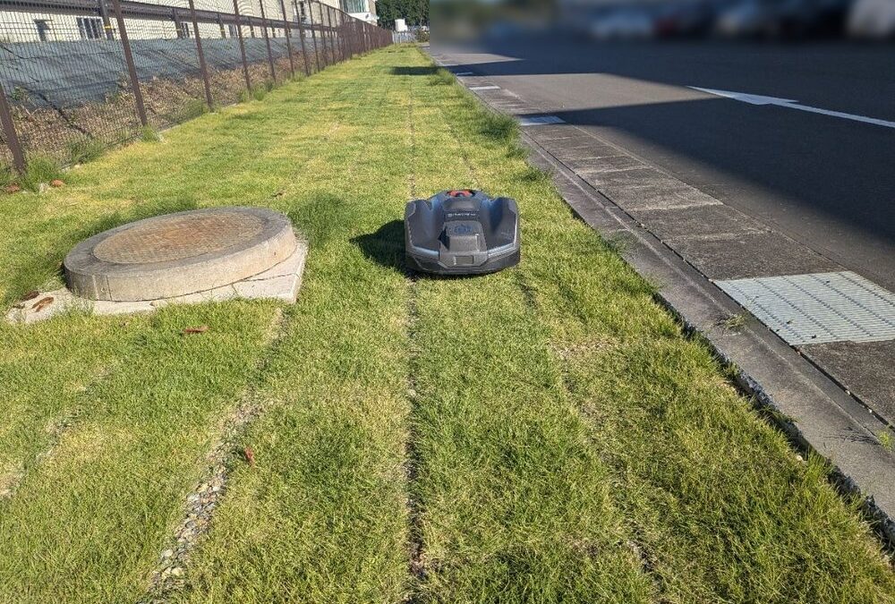 マンホールの脇を、ひと回り細い機種で